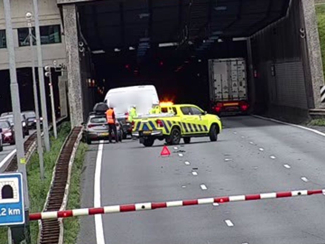 Door een ongeluk voor de Noordtunnel zijn twee rijstroken dicht