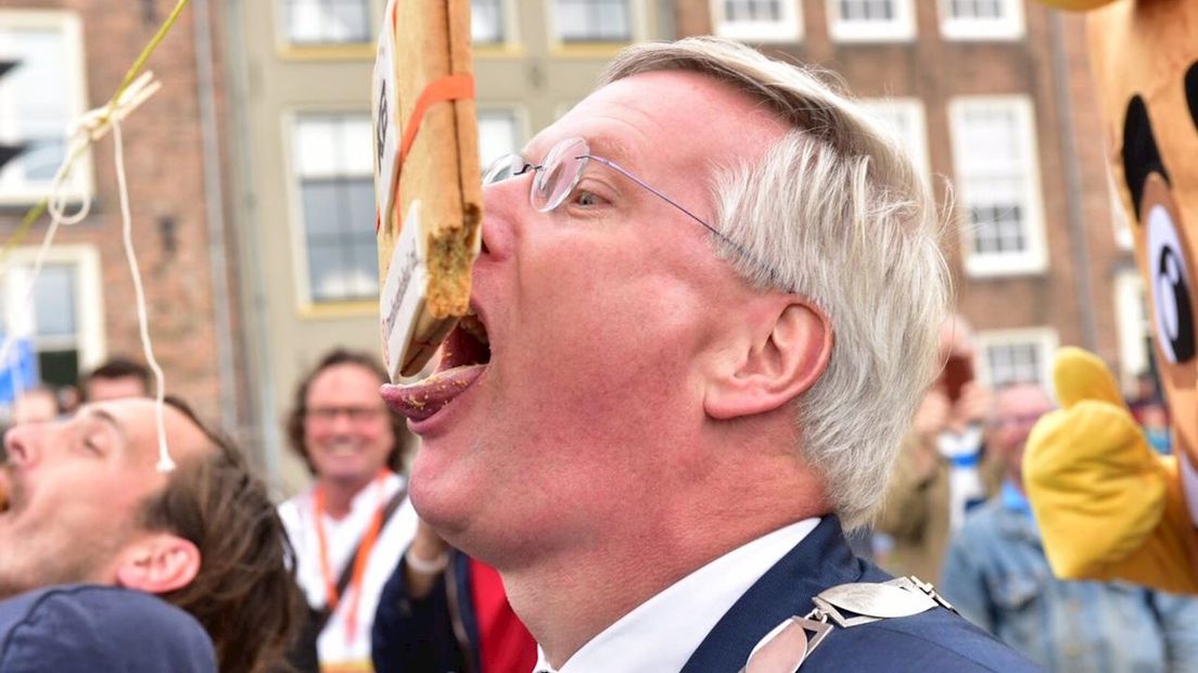 Burgemeester Heidema van Deventer aan het koekhappen