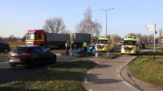 Fietser aangereden op rotonde bij Raalte. Fietser aangereden op rotonde bij Raalte.