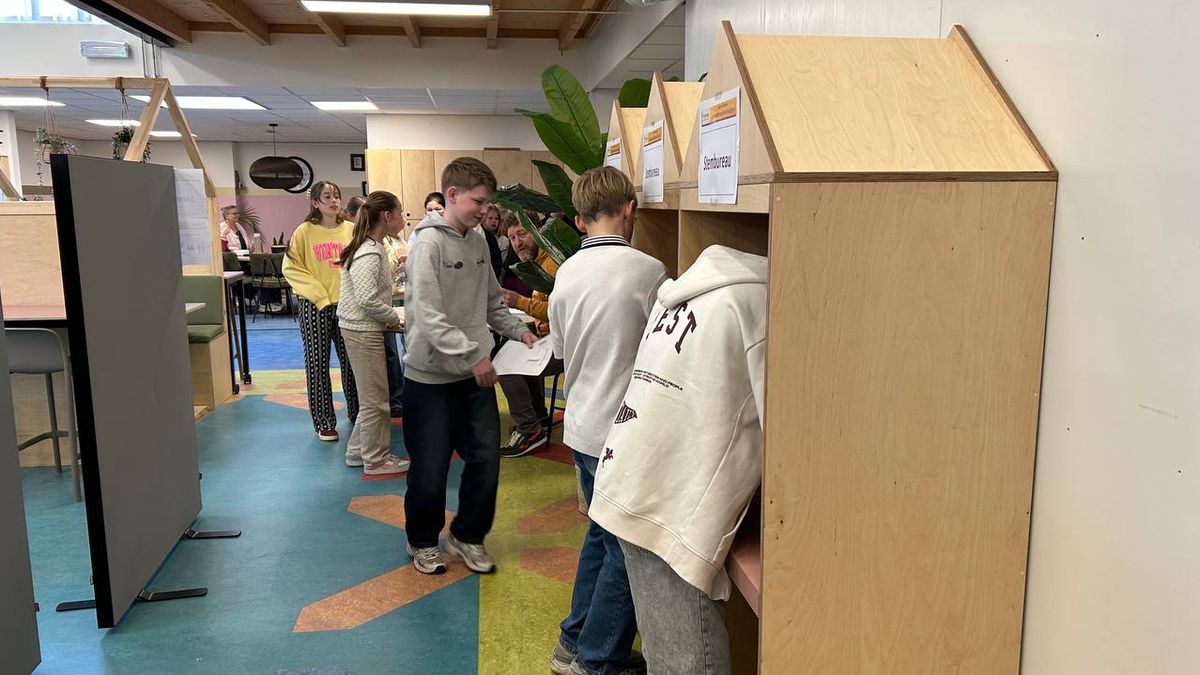Basisschoolkinderen in Hardenberg leren hoe verkiezingen werken: 'Iedereen vrij kiezen'