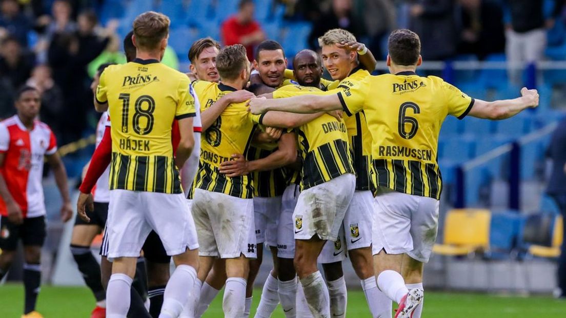 Spelers van Vitesse juichen na de winst op Feyenoord.