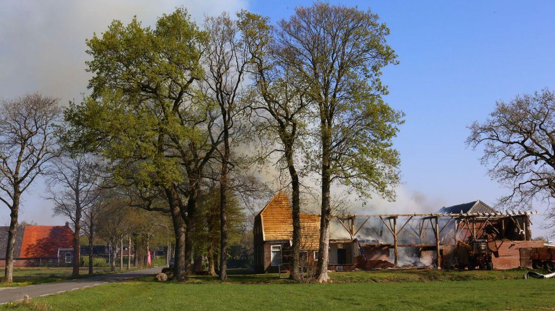 Brand in een boerderij in Gieterveen (Rechten: Van Oost Media)