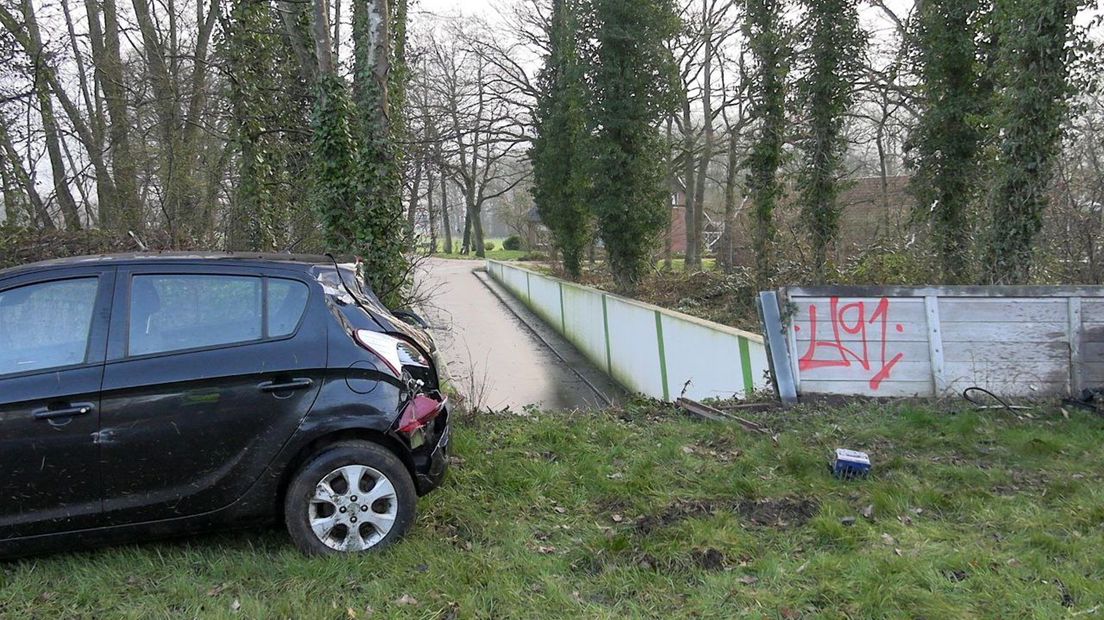 De auto bleef boven een viaduct hangen