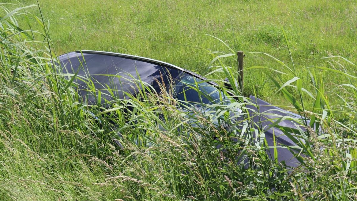 112 Nieuws: Auto belandt in sloot in Enschede