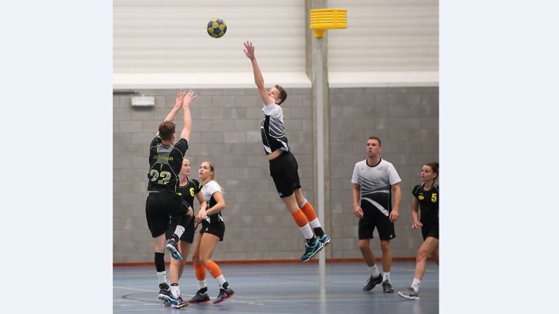 Harjan Visscher valt af voor wedstrijdselectie EK korfbal (Rechten: Actiefotografie.nl)