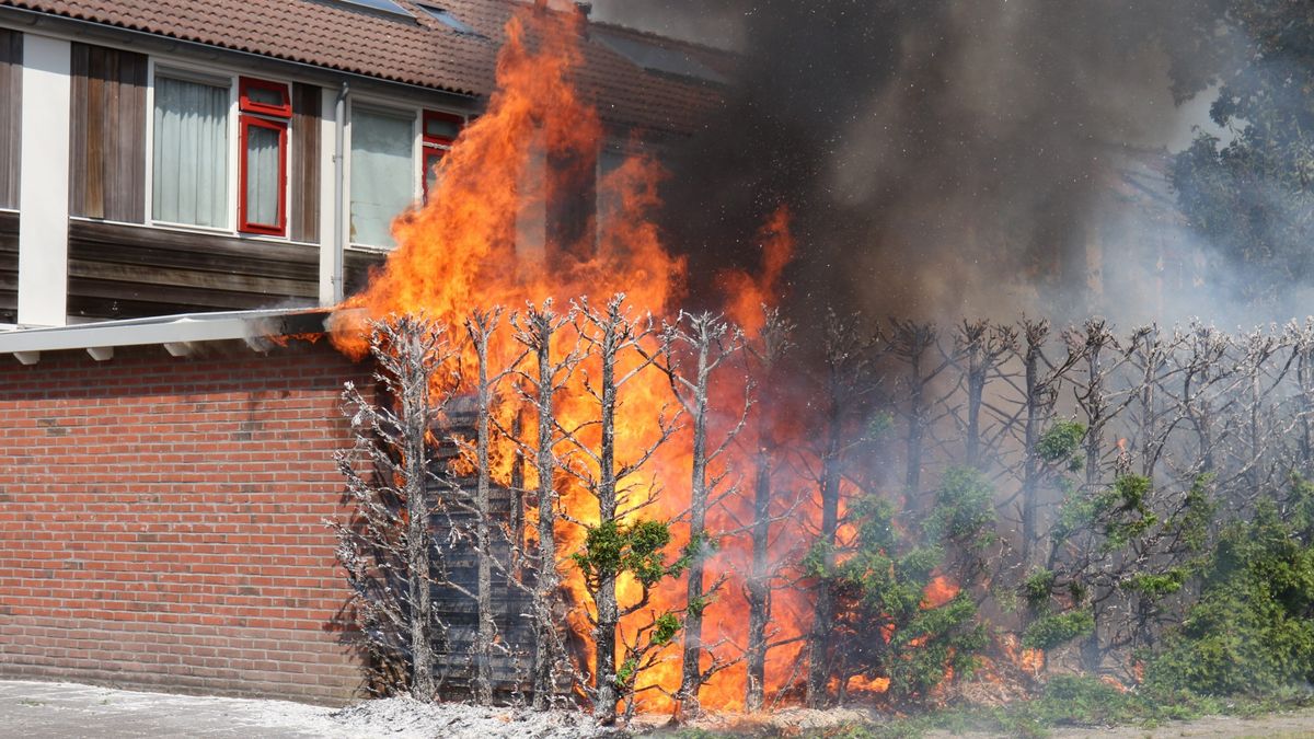 Verwaarloosde boot moet weg uit Dokkum | Brandweer rukt voor de derde keer uit voor brandende hooibu