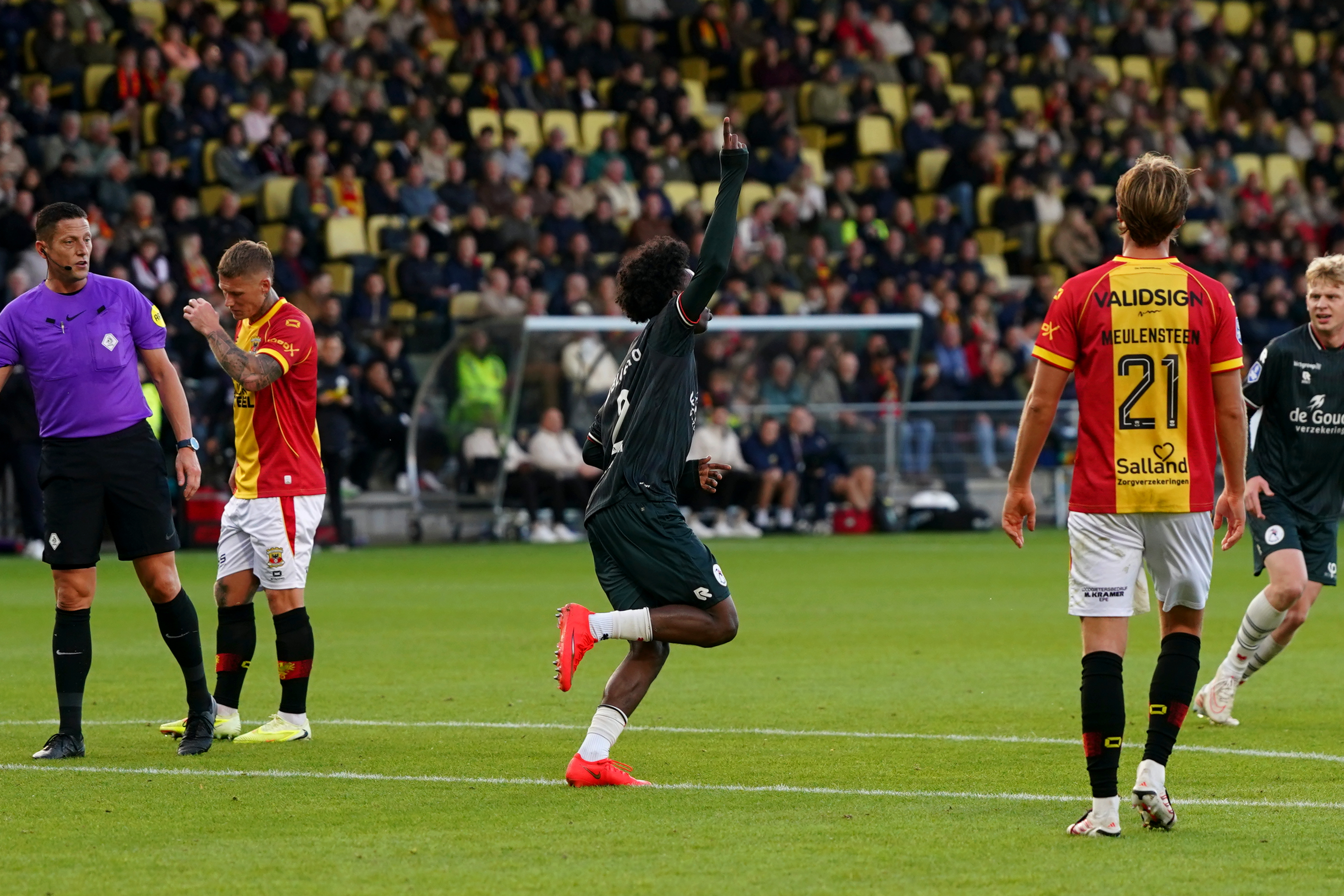 Lushendry Martes viert zijn gelijkmaker tegen Go Ahead Eagles, tevens zijn eerste officiële doelpunt voor Sparta.