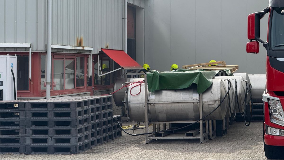 Brandweer met meerdere voertuigen uitgerukt voor bedrijfsbrand