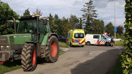 Ernstig ongeluk met trekker • nepagenten actief. Ernstig ongeluk met trekker • nepagenten actief.