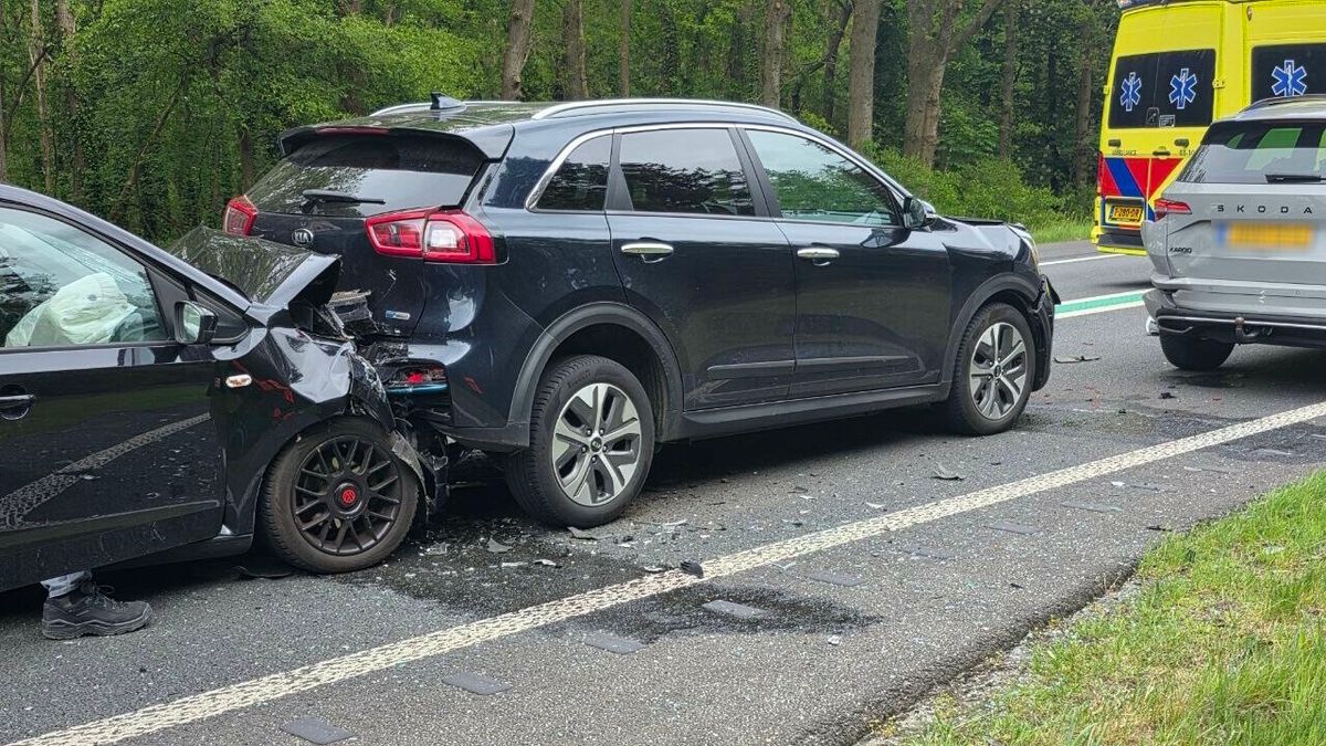 N34 dicht na ongeval met drie auto's