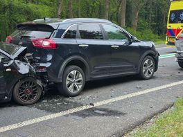 File op de N34 voorbij na ongeval met drie auto's