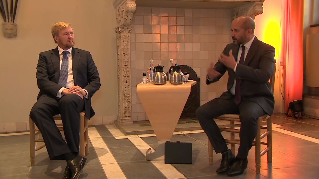 De koning in gesprek met burgemeester Marcouch.