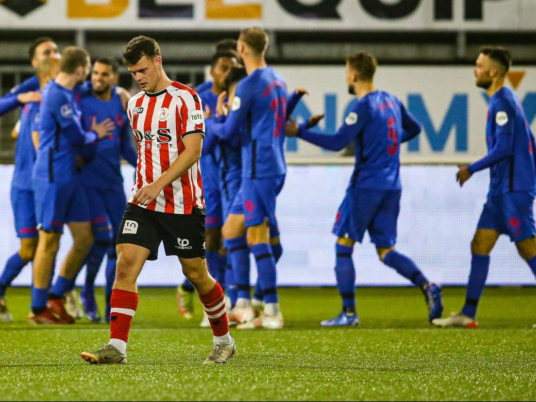 Vito van Crooij baalt na het tweede tegendoelpunt van FC Utrecht tegen Sparta