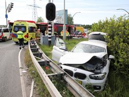 112-nieuws | Automobilist crasht op verkeersregelinstallatie