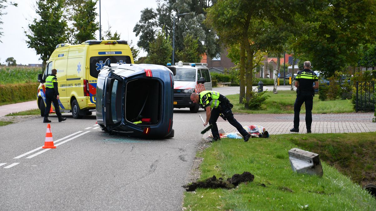Auto belandt op z'n kant in Aagtekerke na botsing met schrikblok