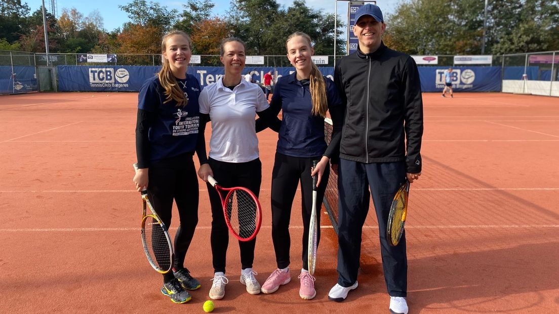 Familie De Vries is een echte volleybalfamilie, maar tennist nu ook fanatiek