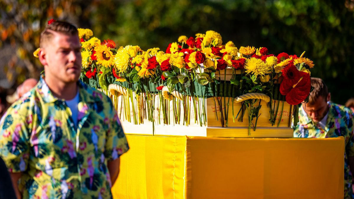 Dorp neemt met lange erehaag afscheid van Jacco (28): clubkleuren, bloemen en tekeningen