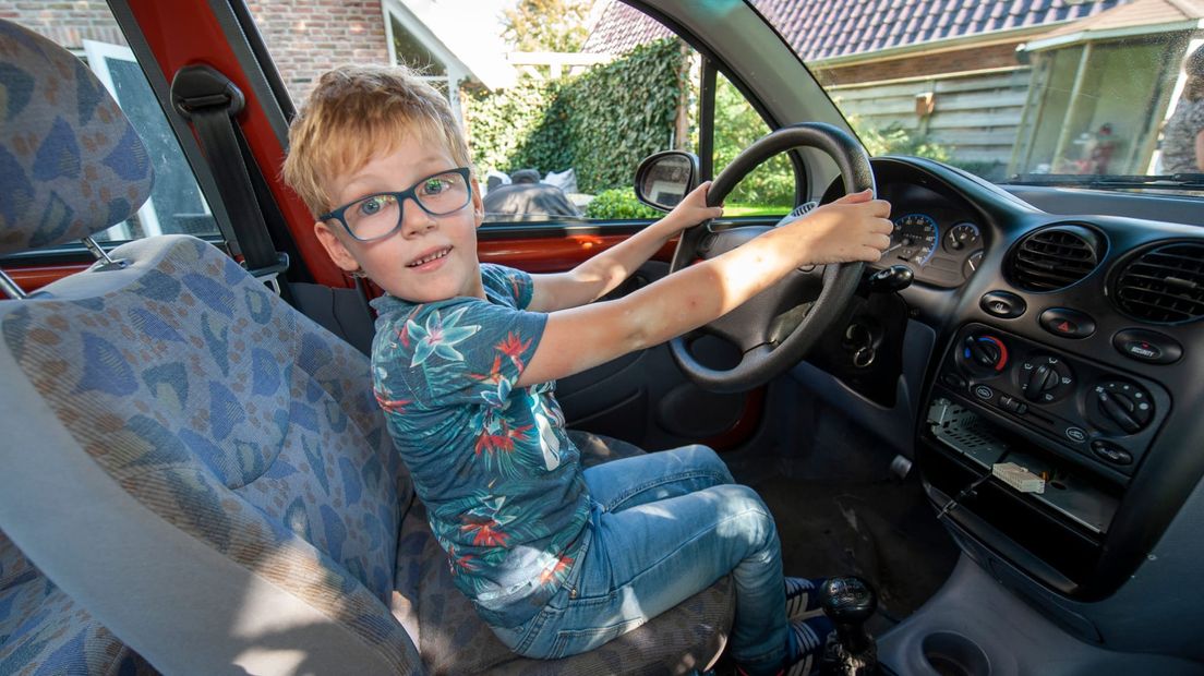 Juliën geniet van zijn nieuwe 'speelgoedauto'