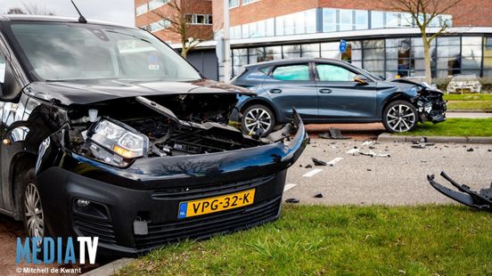 Veel schade bij botsing tussen twee autos. Veel schade bij botsing tussen twee autos.