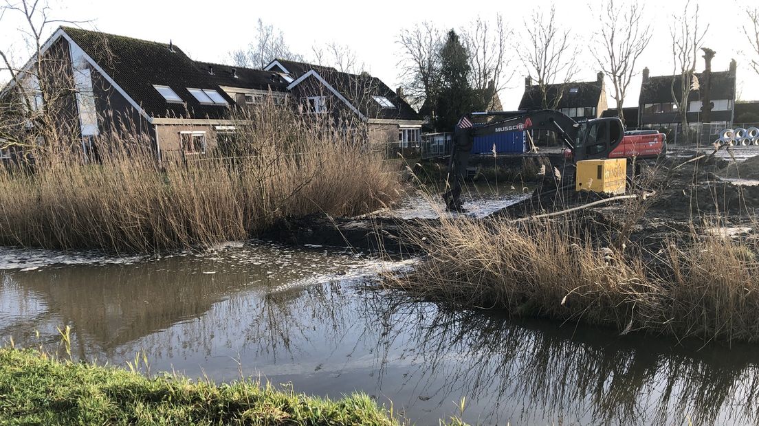 De dempingswerkzaamheden van de sloot zijn inmiddels gestart