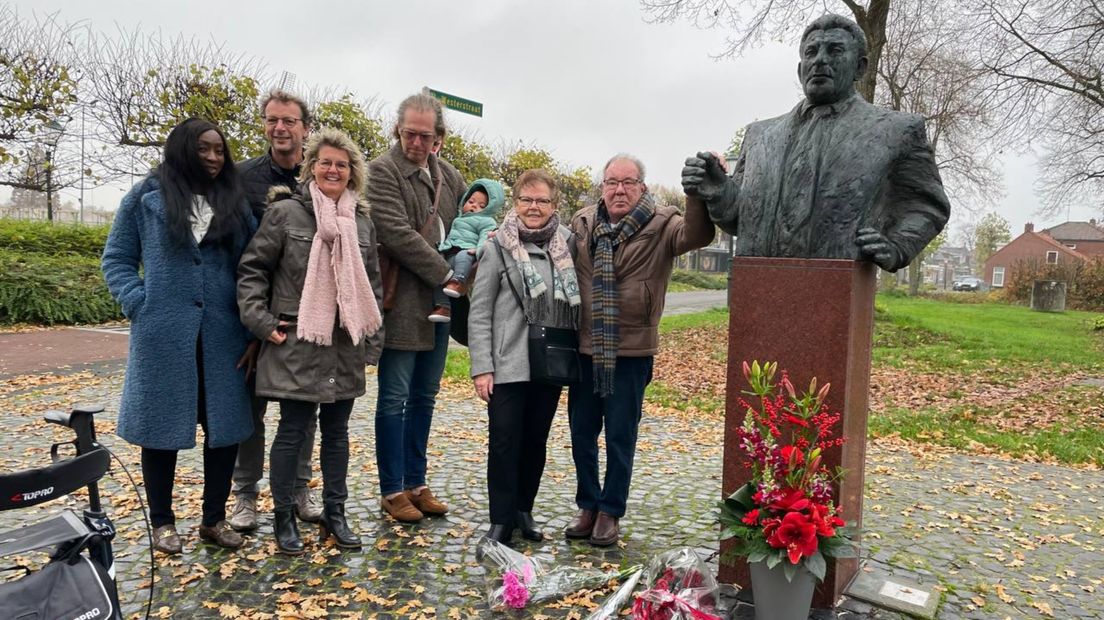 De familie van Fré Meis bij het standbeeld. Zoon Michiel staat meteen naast het beeld.