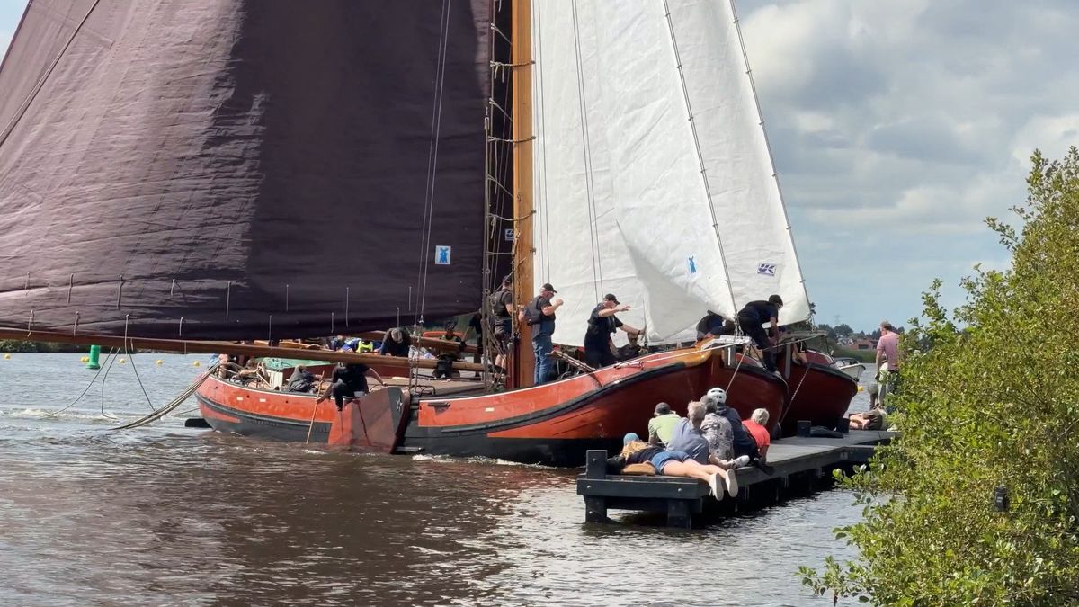 Chaotische walstart in Earnewâld, skûtsje Earnewâld goed weg