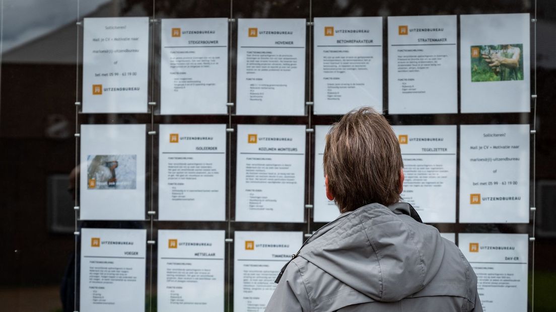 Een vrouw kijkt welke vacatures er zijn