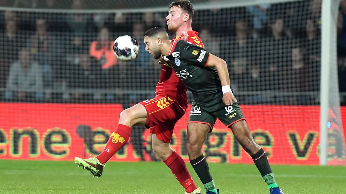 Julius Bliek in duel met Mohammed Rayhi van Sparta Rotterdam