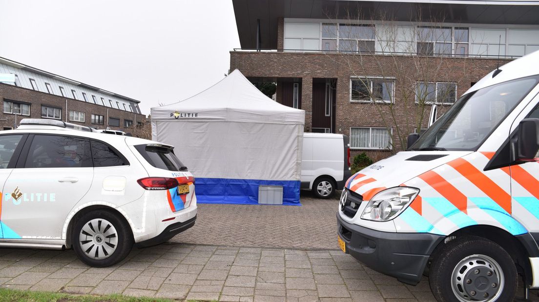 Over een busje is gedeeltelijk een witte tent geplaatst