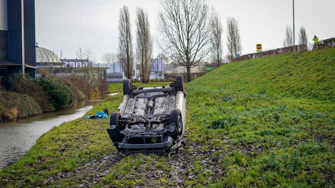 De auto in Beuningen is inmiddels uit het water getakeld.