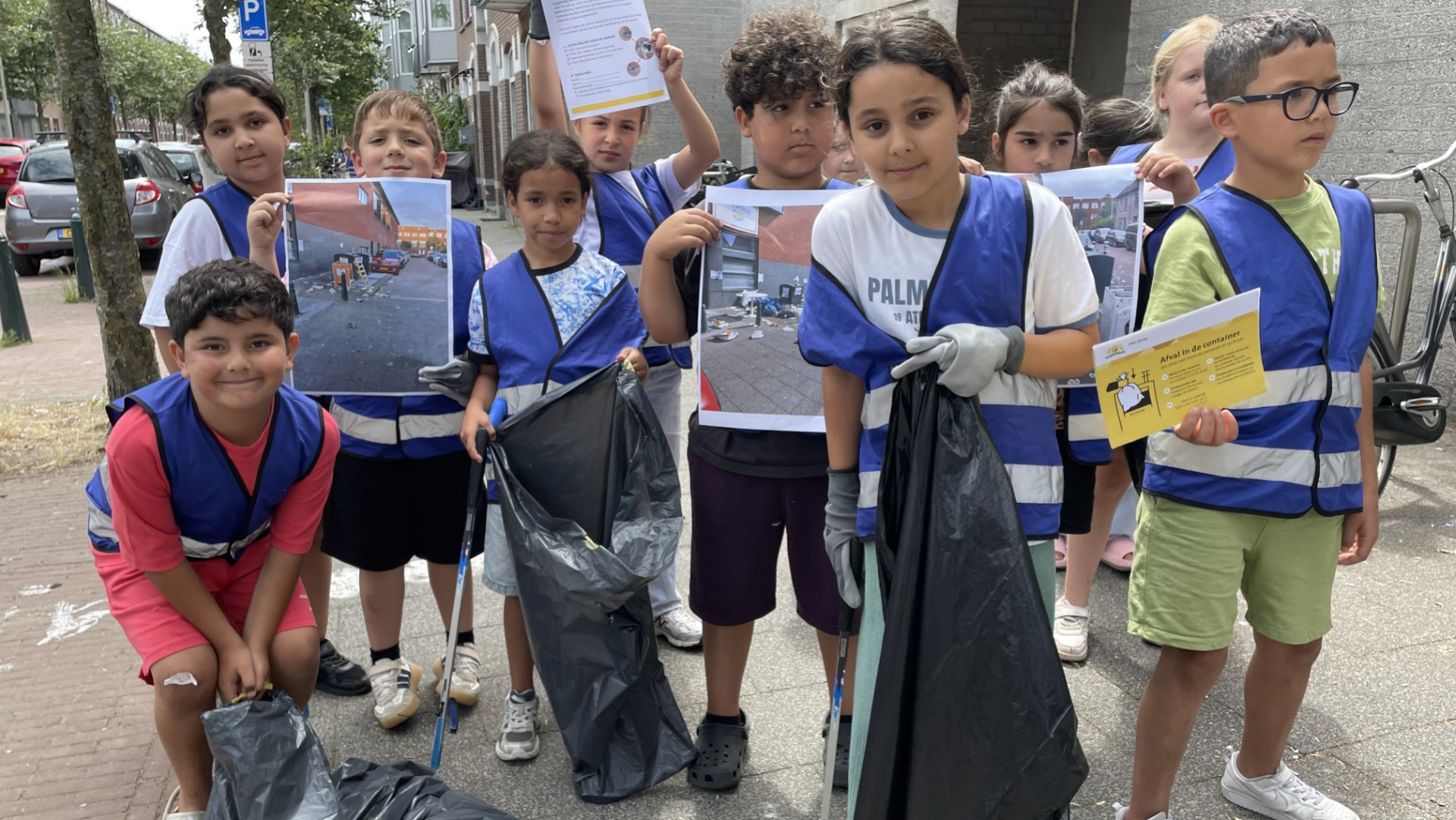Leerlingen van basisschool Onze Wereld zijn afval op straat zat