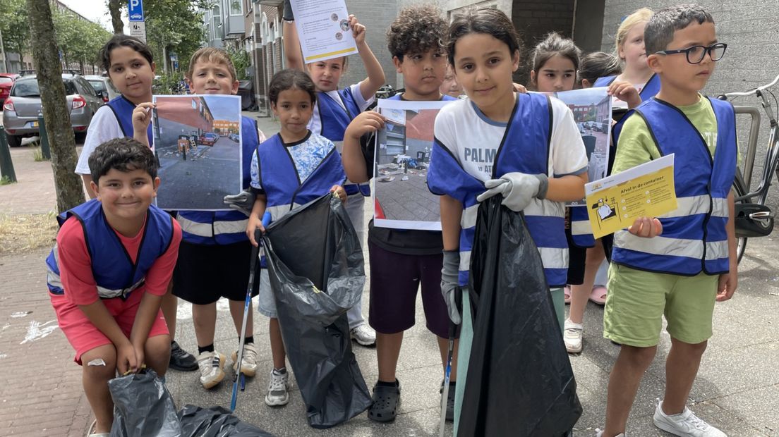 Leerlingen van basisschool Onze Wereld zijn afval op straat zat