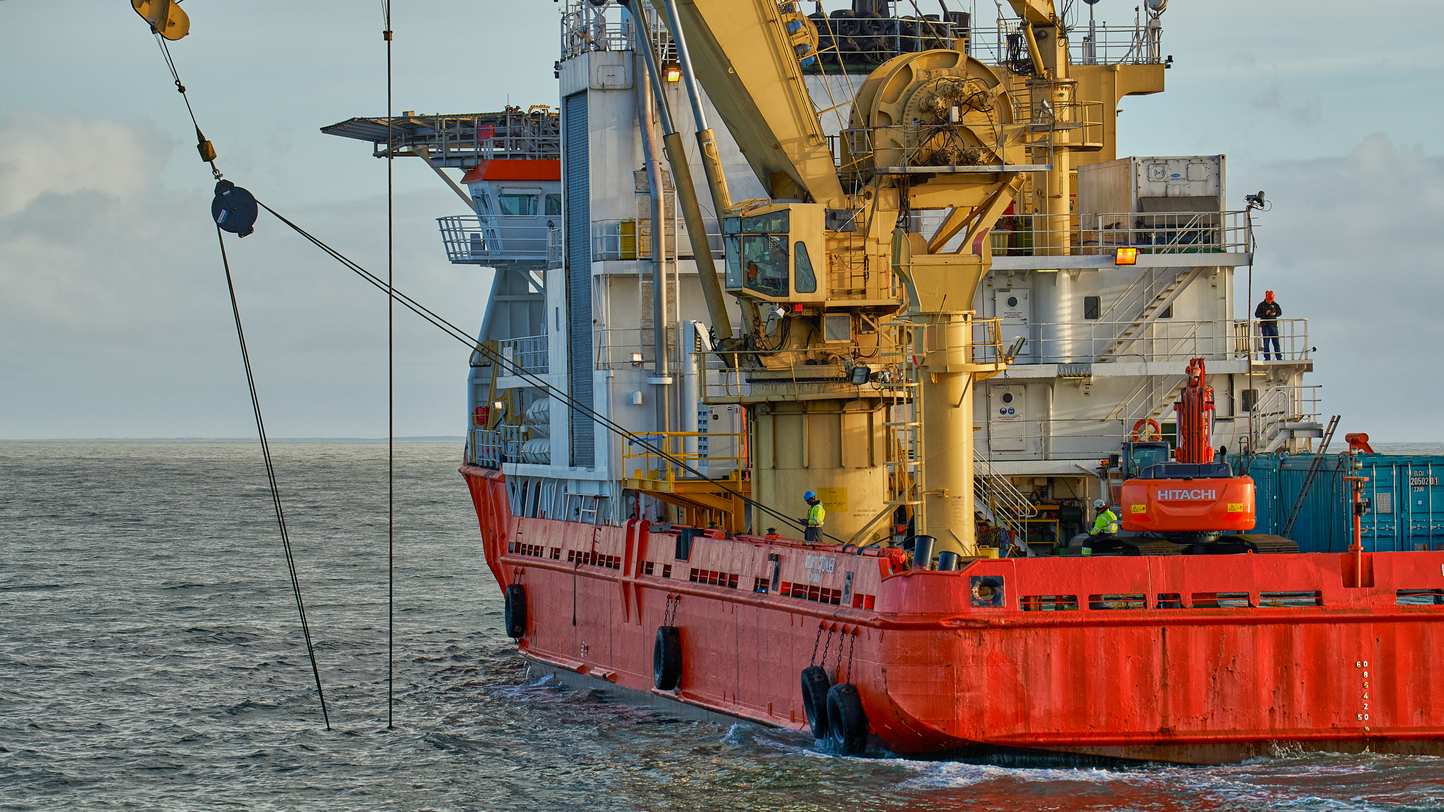 Ien fan de bergingssskippen dy't begjin 2019 ladingresten fan de MSC Zoe fan de Noardseeboaiem ôfhelle