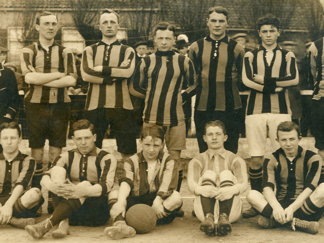 1e elftal VFC, zittend 2e van rechts Koos Boerdam