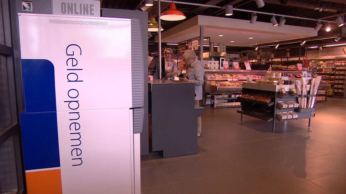 In plaats van aan de buitenmuur is de geldautomaat nu in de winkel geplaatst