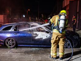 Taxi uitgebrand op de Strickledeweg in Schiedam