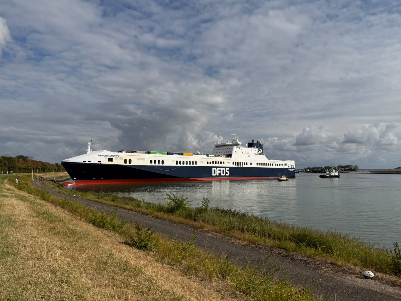 Zeeschip vastgelopen in de buitenhaven van Terneuzen
