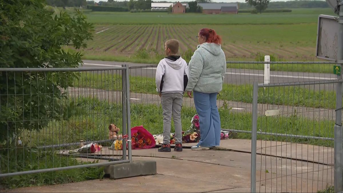 Zeeland leeft mee met basisschool • Kinderen leggen bloemen en tekeningen neer