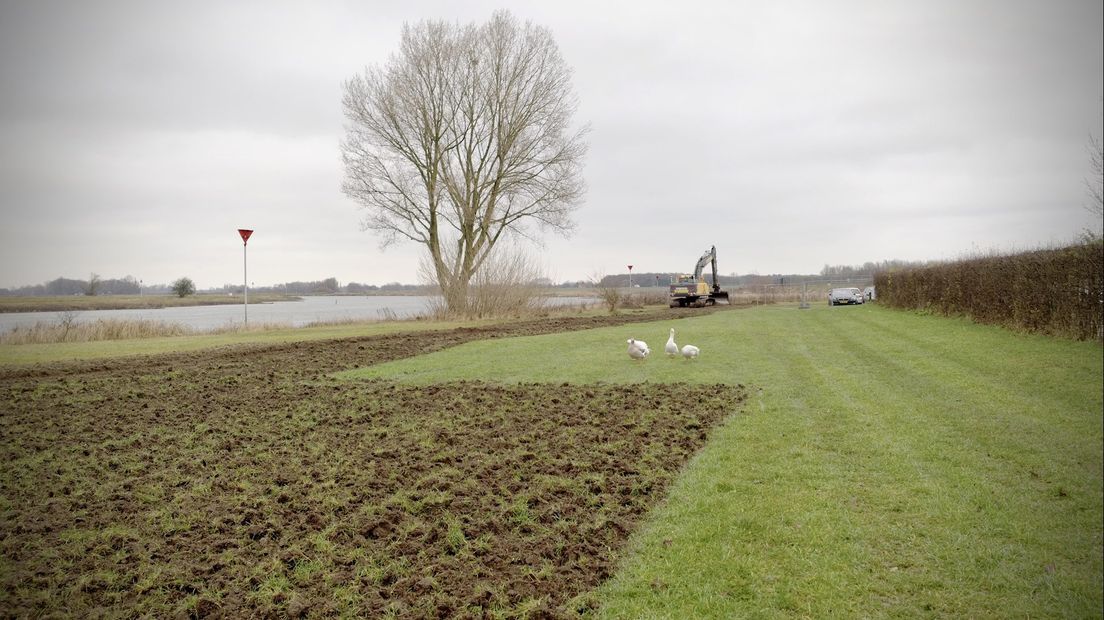 Schop in de grond bij voormalige asfaltfabriek