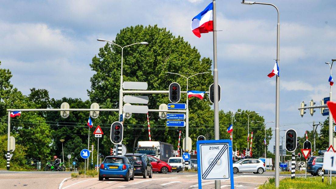 Het kruispunt van de N11 bij Zoeterwoude is afgelopen zaterdag volgehangen met vlaggen