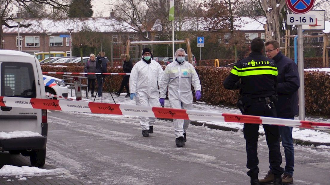 Forensisch onderzoek op de Schietbaanweg Enschede na aantreffen dode man