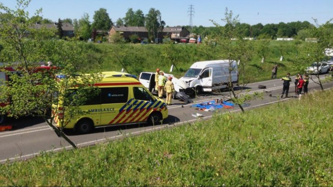 De bestuurder van een bestelbus is dinsdagmiddag om het leven gekomen bij een aanrijding op de N348 bij Zutphen.