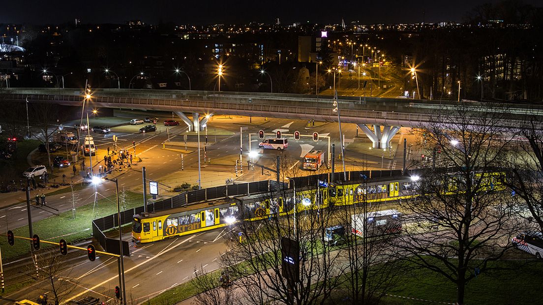 De tram is afgezet met hekken.