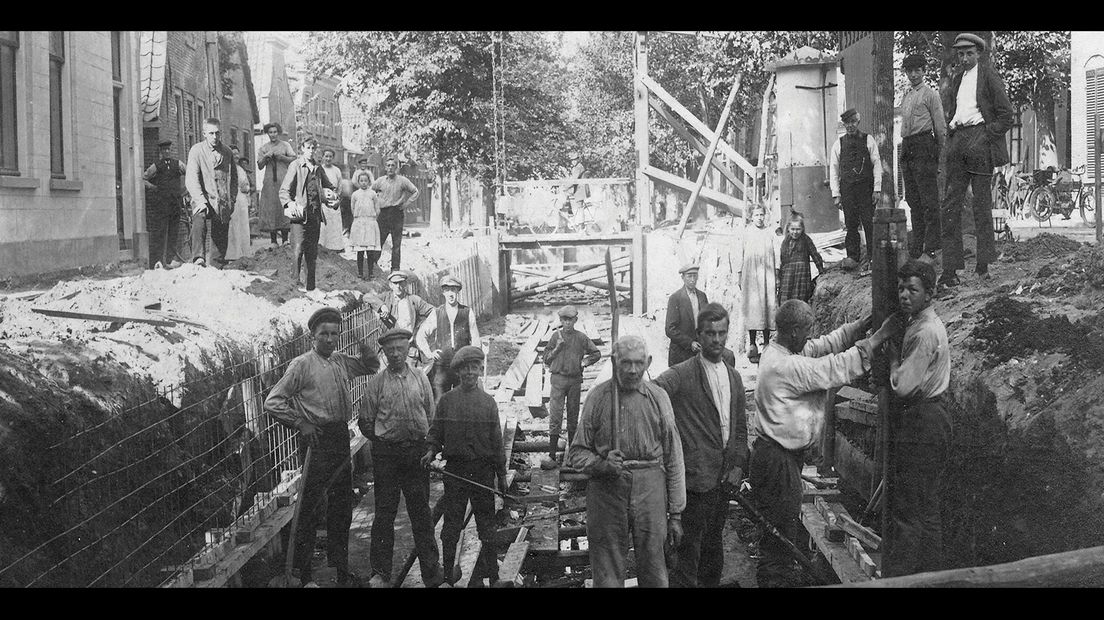 Werkzaamheden voor de verbetering van de kademuren langs de wetering in Kamerik, 1921.