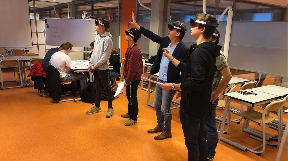 Studenten met de hololens op