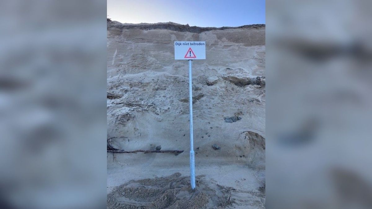 Gevarenborden geplaatst bij weggeslagen duin Nieuwvliet