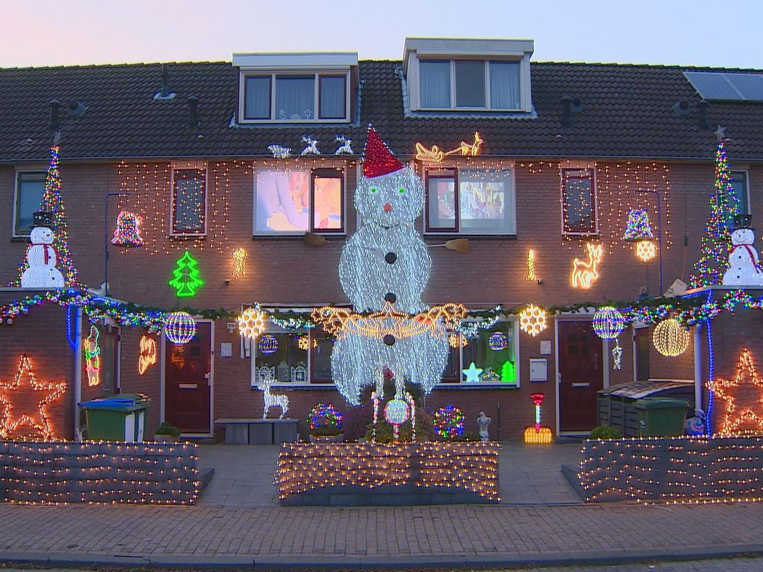 De huizen van de families Lok in Rotterdam-Beverwaard waren halverwege oktober 2020 al versierd met kerstspullen