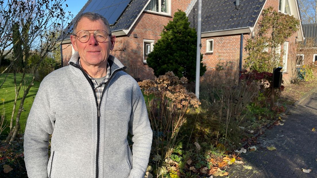 Jaap Schuurman voor zijn huis dat moet worden versterkt