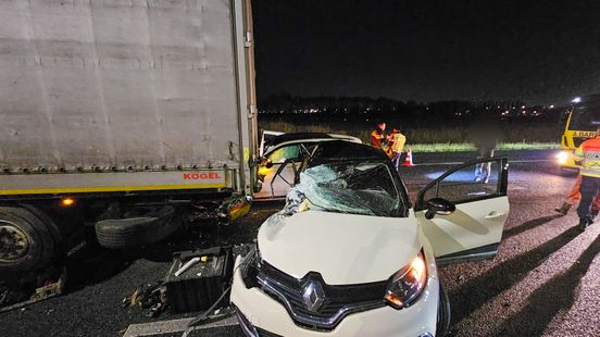 Enorme schade na botsing autos en vrachtwagen. Enorme schade na botsing autos en vrachtwagen.