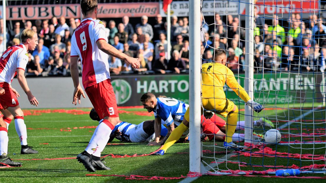 De 1-0 van Spakenburg rolt over de doellijn